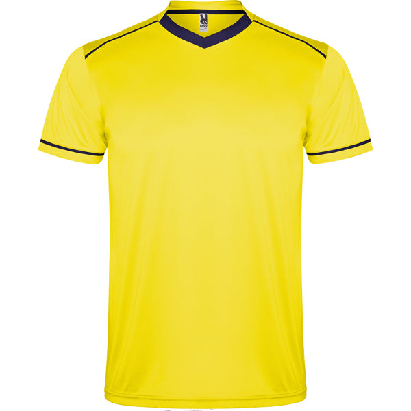 Conjunto deportivo de camiseta y pantalón.
