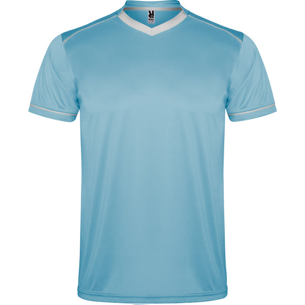 Conjunto deportivo de camiseta y pantalón.