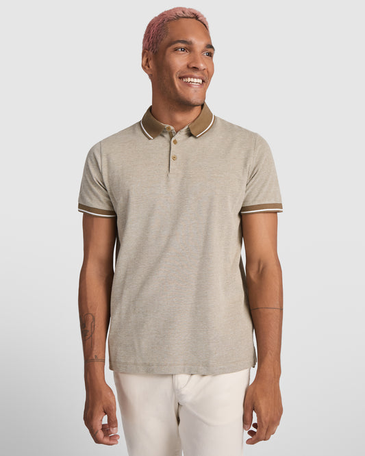 Polo de manga corta.