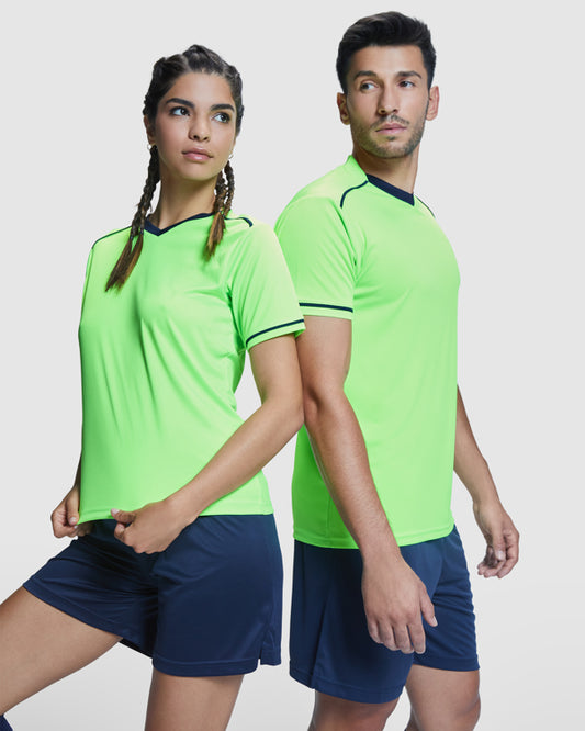 Conjunto deportivo de camiseta y pantalón.