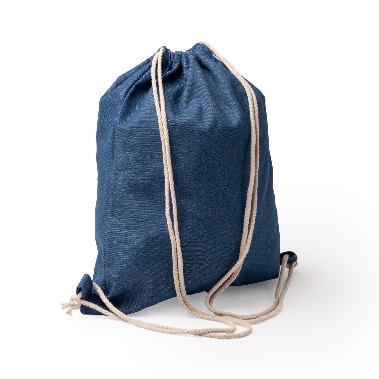 Mochila realizada en tejido vaquero reciclado con cuerdas de algodón de 8 mm.