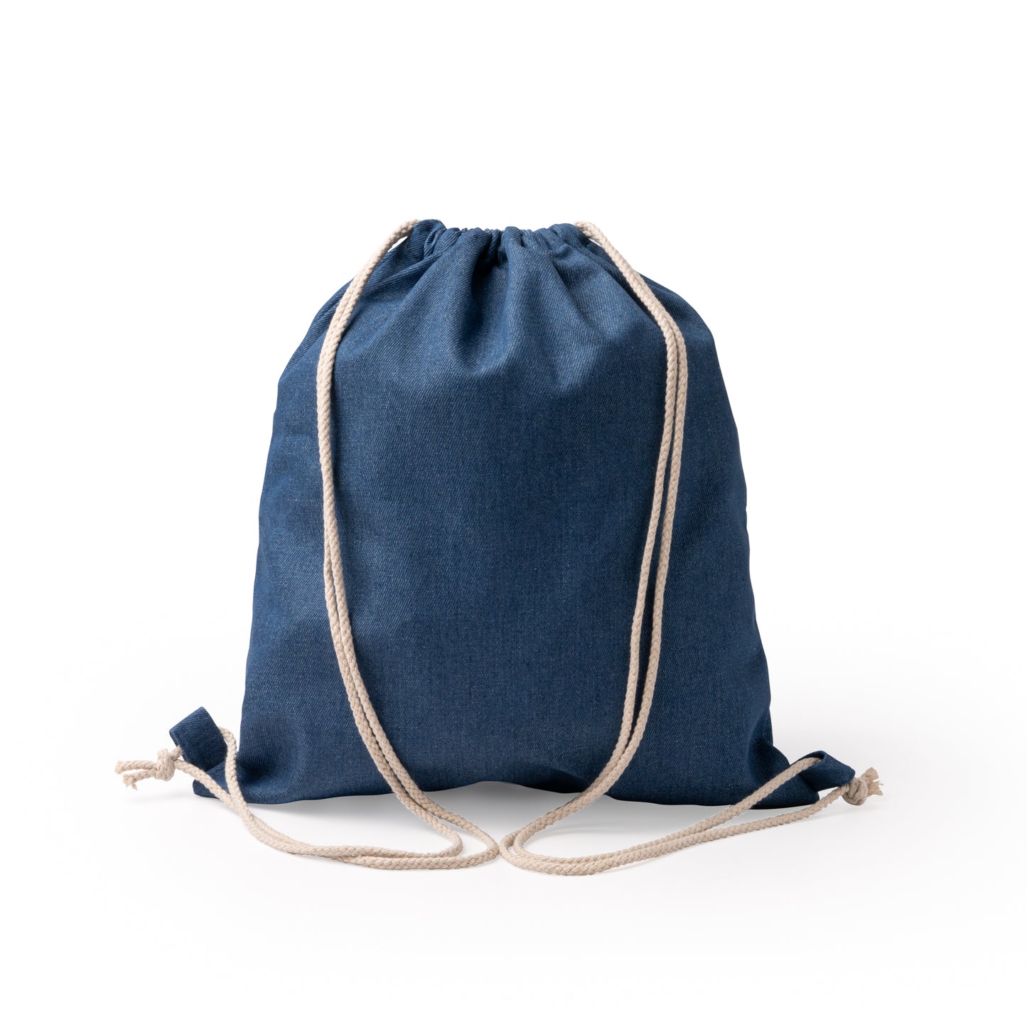 Mochila realizada en tejido vaquero reciclado con cuerdas de algodón de 8 mm.
