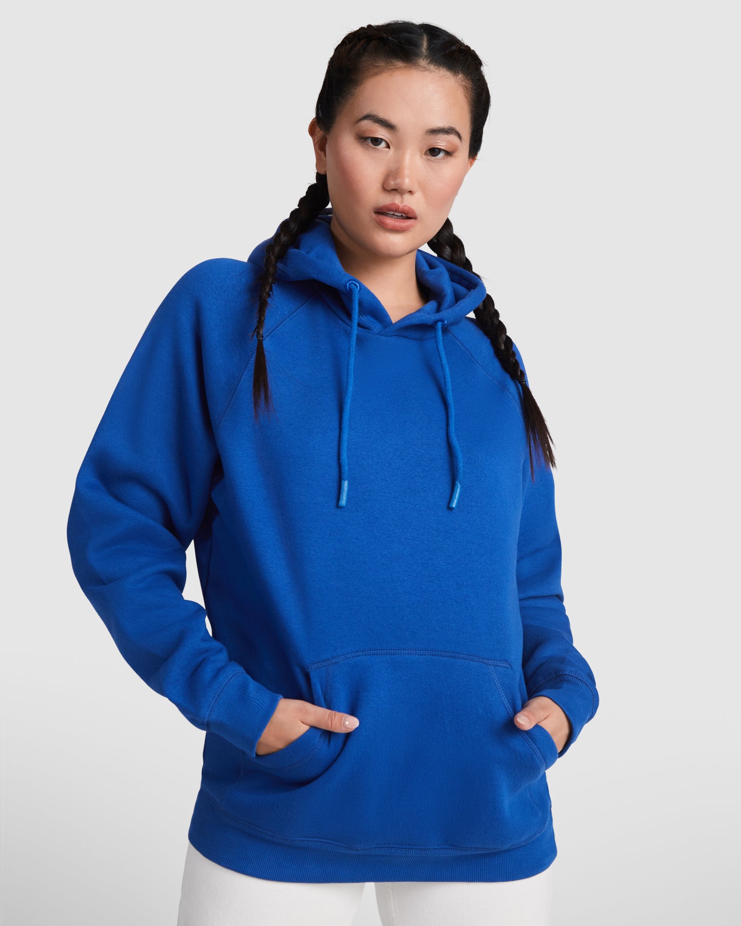 1074 Sudadera con capucha Unisex en Algodón Orgánico Peinado y Poliéster Reciclado.