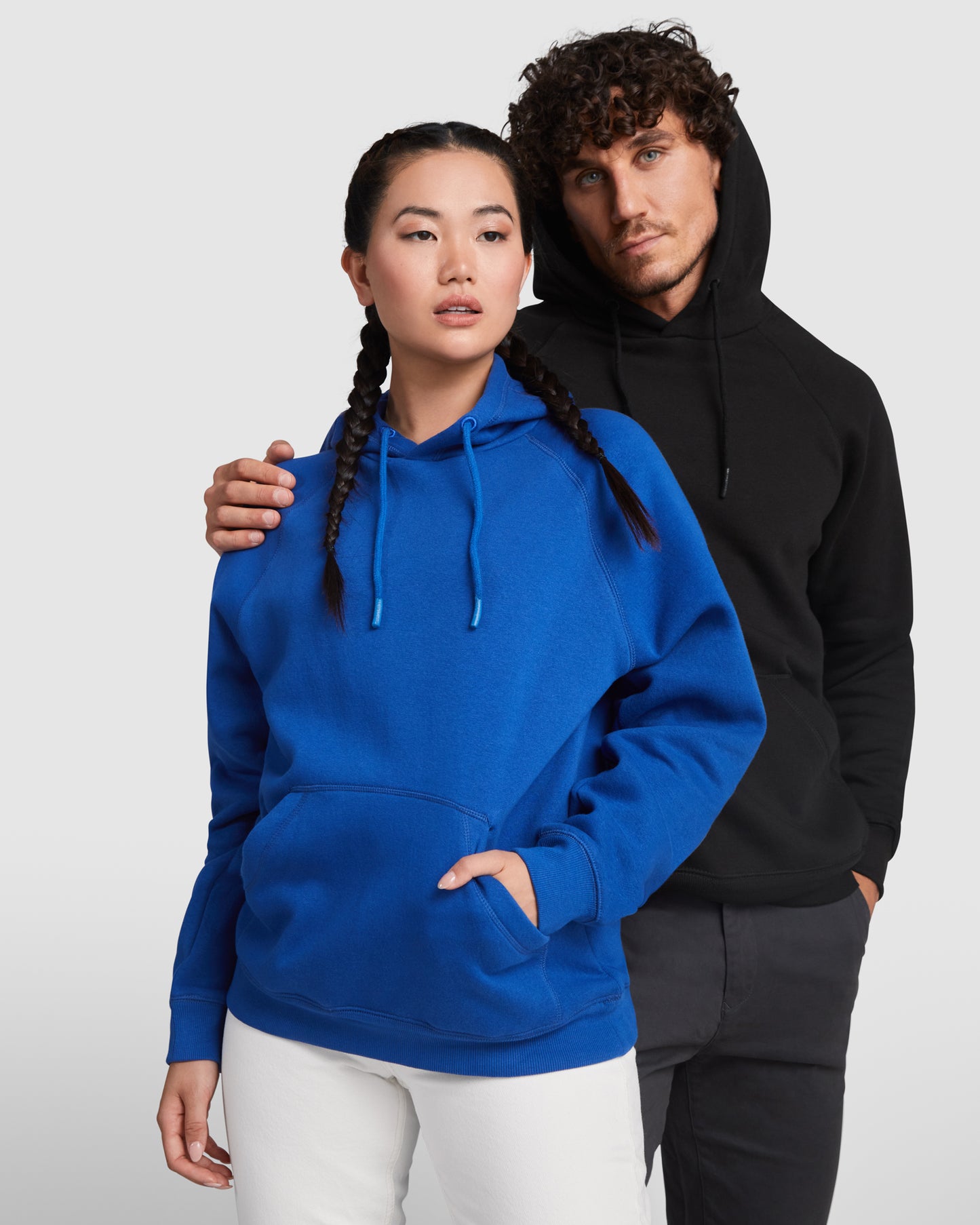 1074 Sudadera con capucha Unisex en Algodón Orgánico Peinado y Poliéster Reciclado.