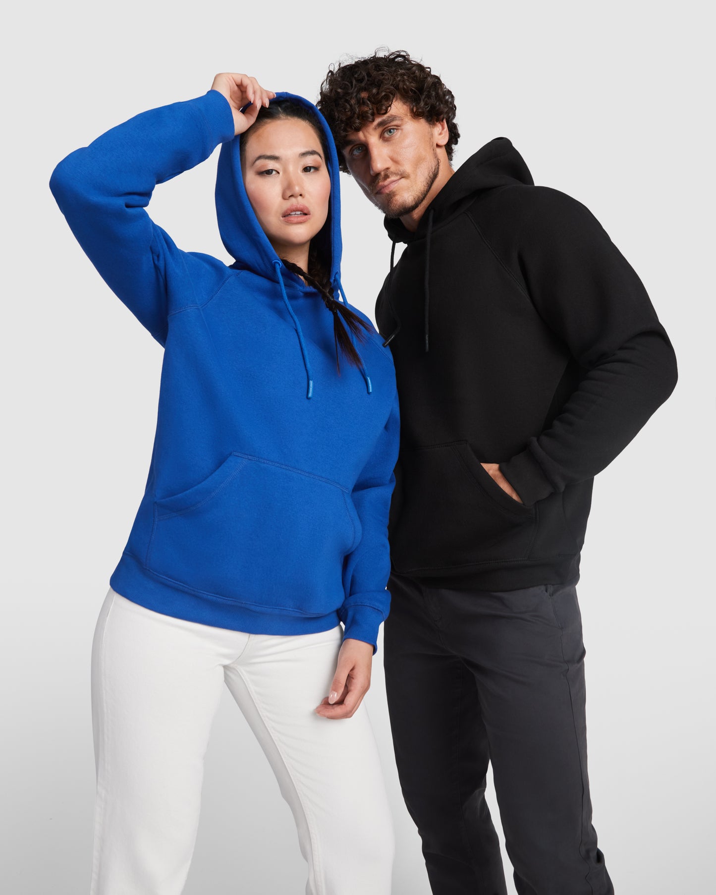 1074 Sudadera con capucha Unisex en Algodón Orgánico Peinado y Poliéster Reciclado.