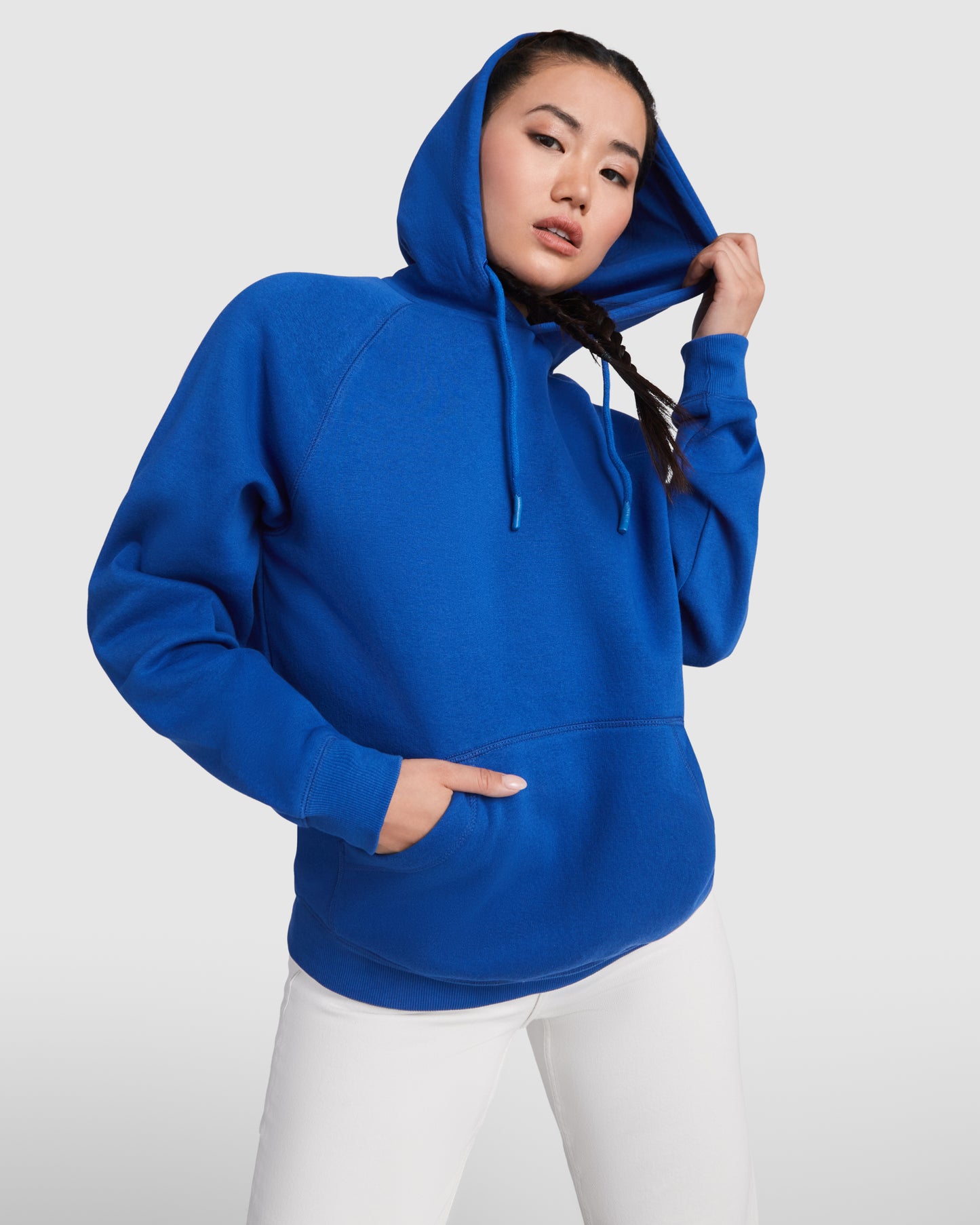 1074 Sudadera con capucha Unisex en Algodón Orgánico Peinado y Poliéster Reciclado.