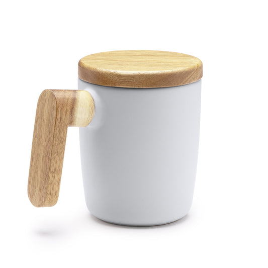 Taza de cerámica en acabado mate con tapa y asa de bambú. Con una capacidad de 350 ml.