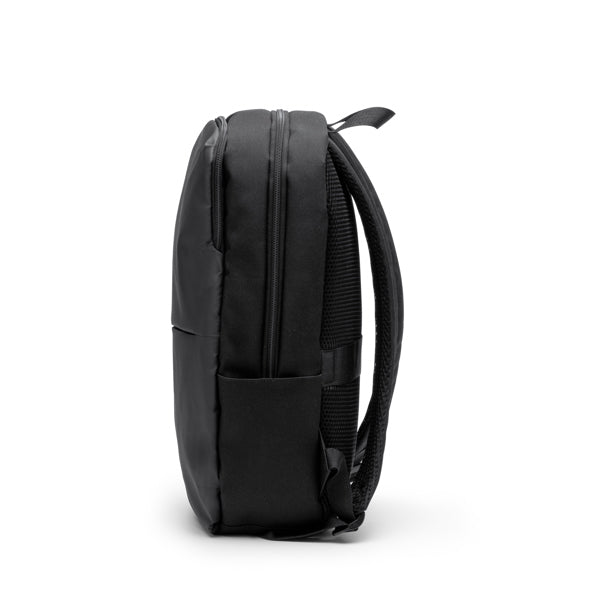 Mochila elaborada en PU Leather y políester reciclado RPET 600D