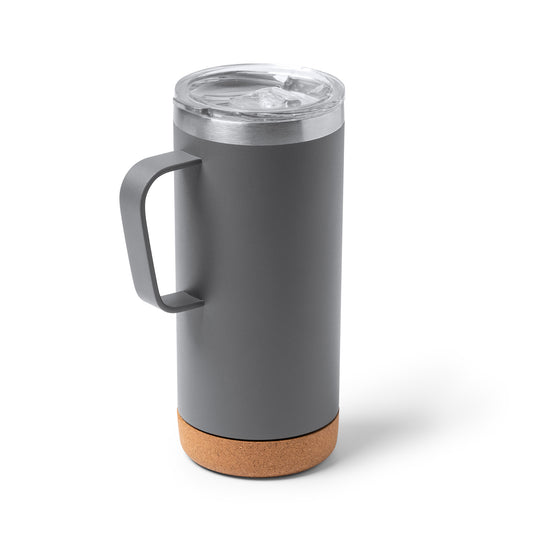 Taza de acero inoxidable reciclado de doble pared con base de corcho y tapa de seguridad transparente. Capacidad de 600 ml.