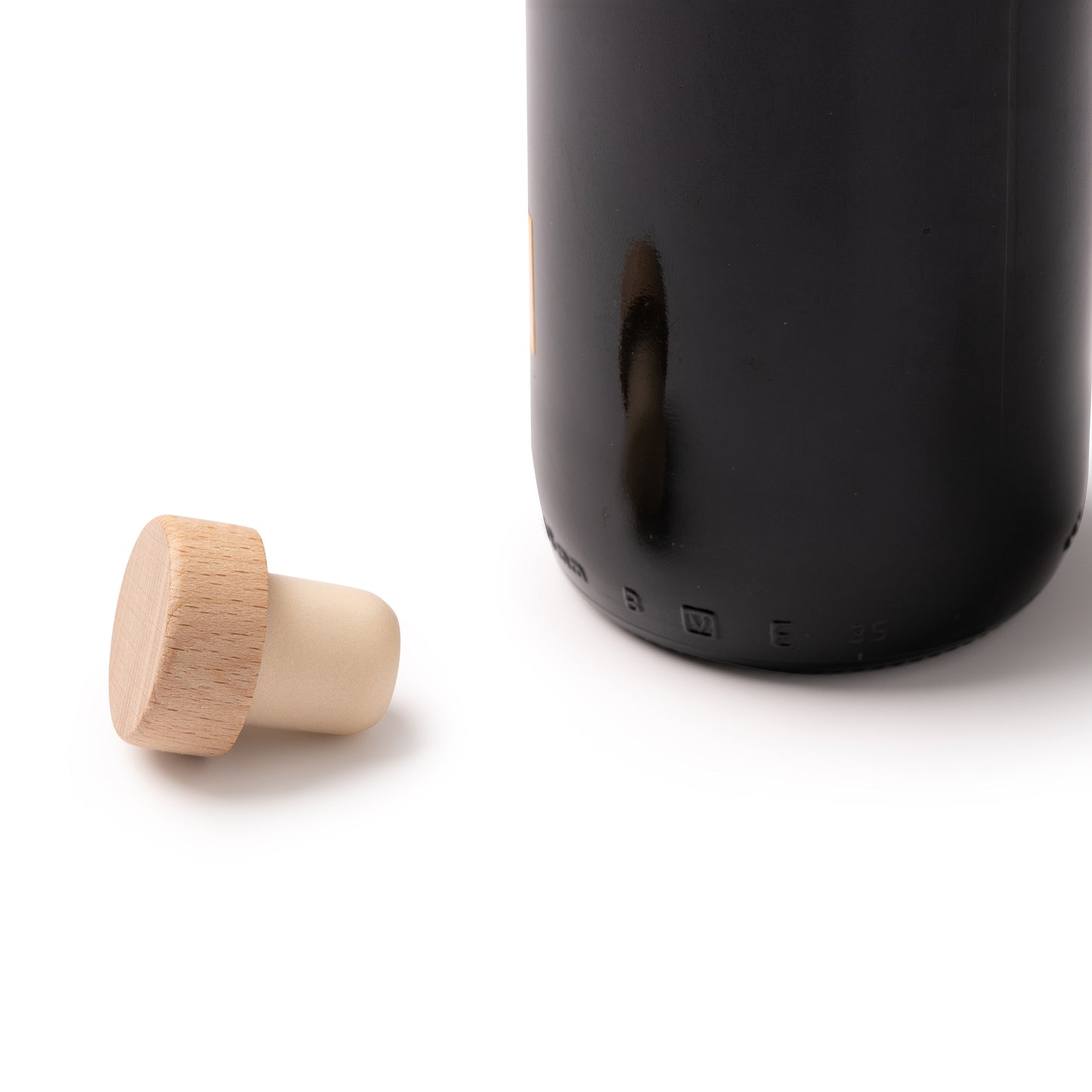 Tapón para botellas de vino realizado en madera.