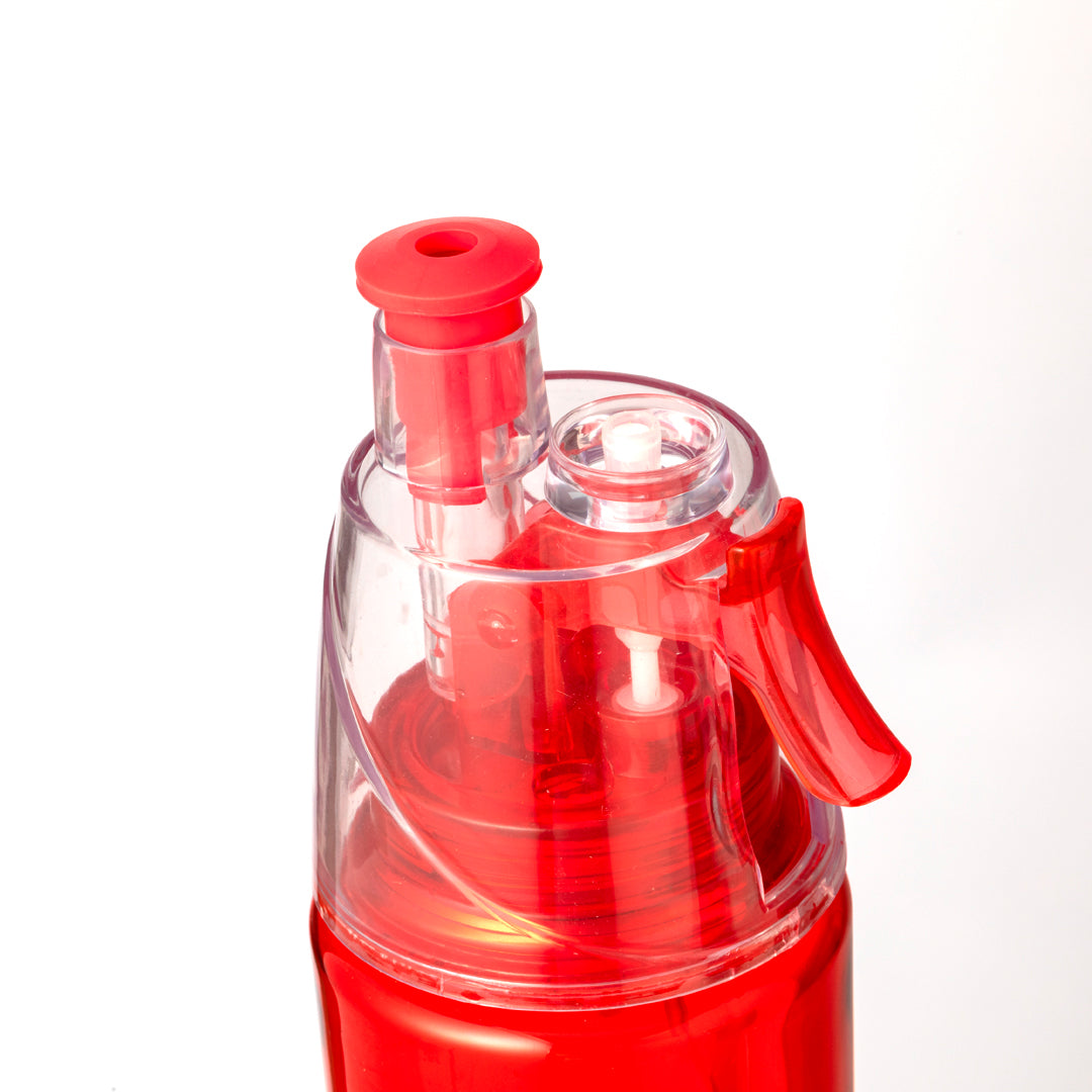 Bidón de 600 ml de capacidad, con vaporizador en el tapón para refrescarse.
