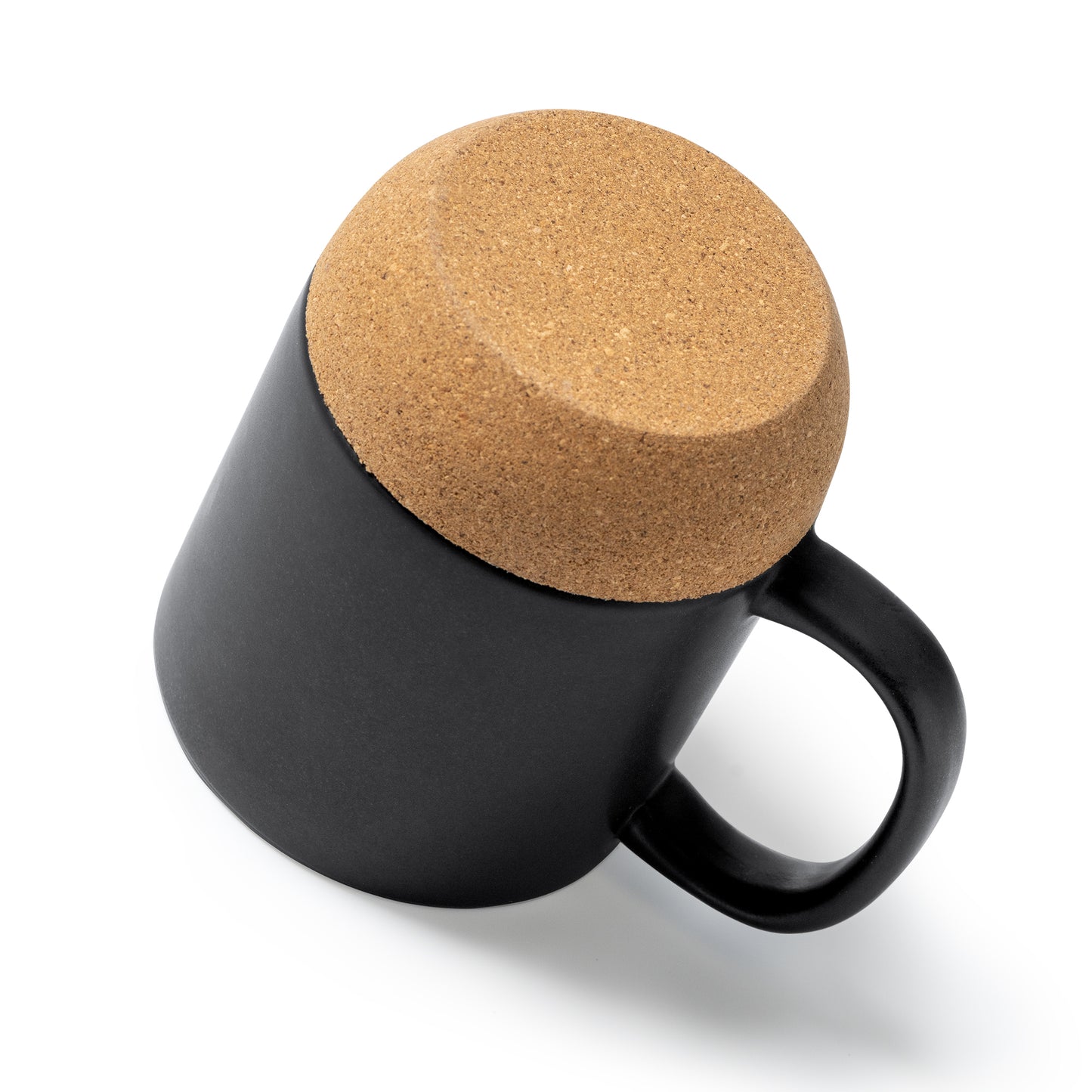 Magnífica taza de cerámica diseñada en acabado mate y con base de corcho natural. Capacidad 420 ml.