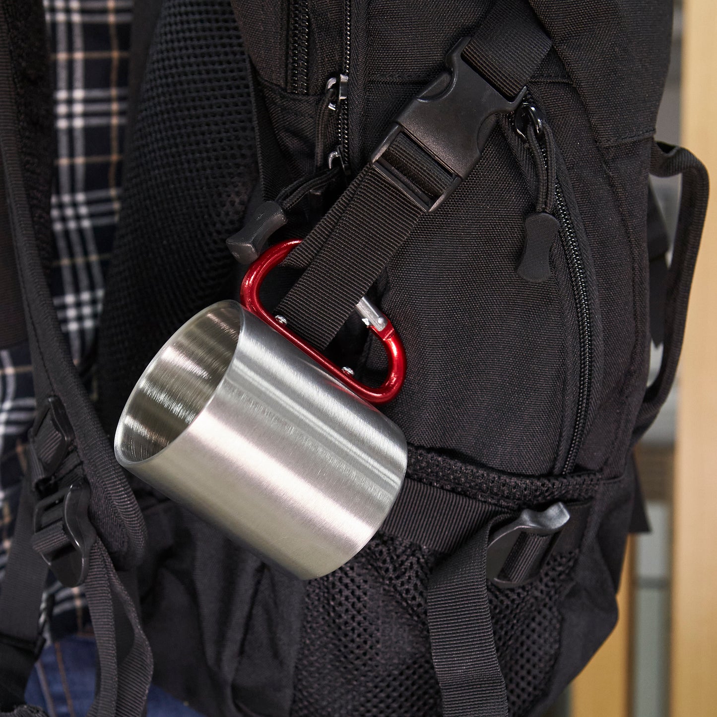 Taza metálica de doble pared con asa mosquetón ideal para transportar. Con capacidad 230 ml
