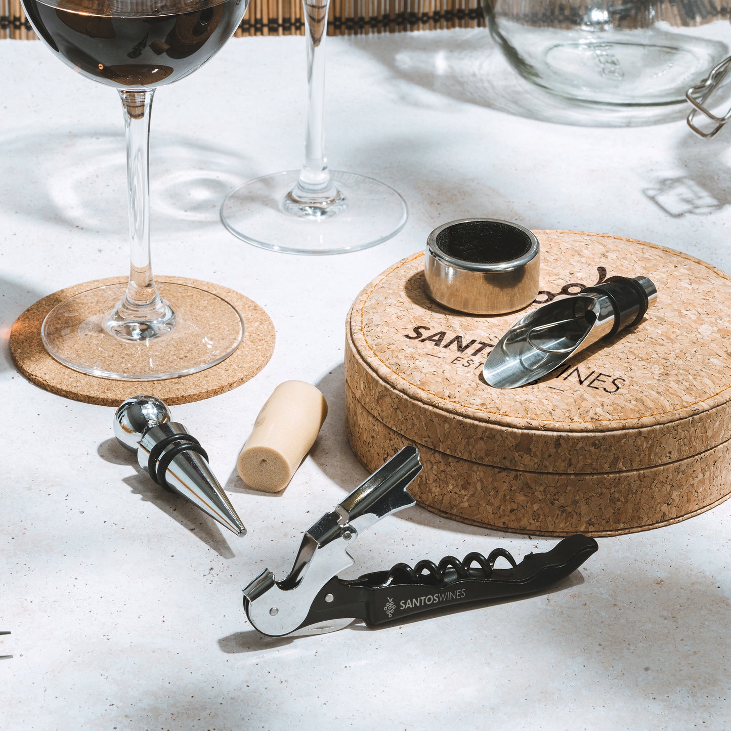 Set de vino con accesorios en acero inoxidable, sacacorchos de 2 tiempos con cortacápsulas, recogegotas, dosificador y tapón.