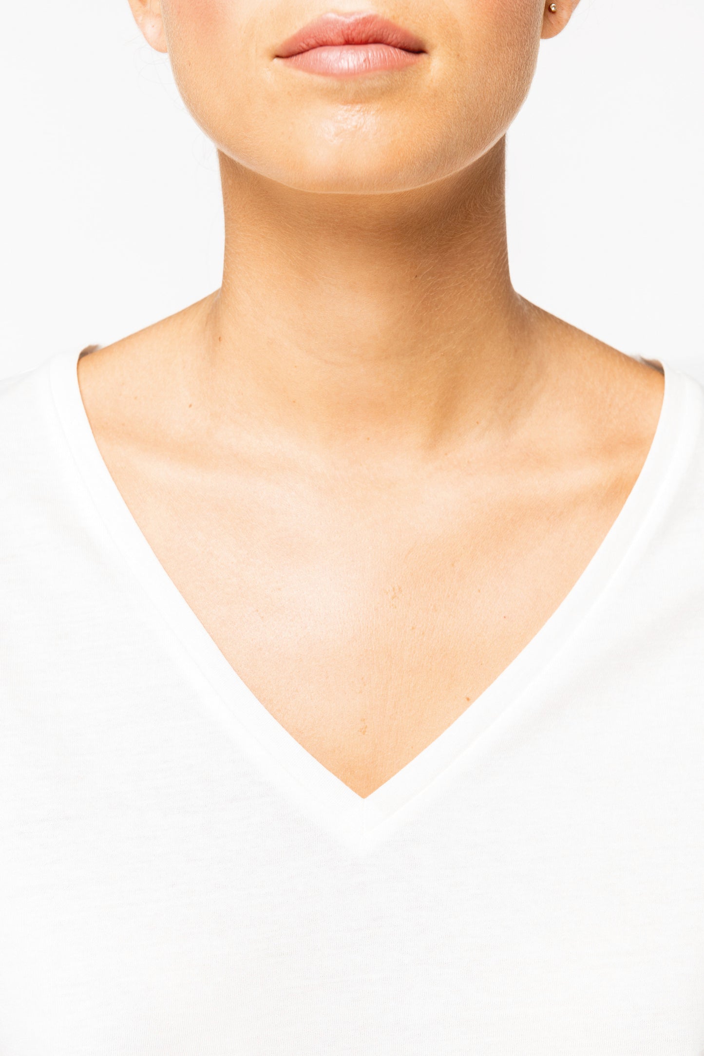 Camiseta ecorresponsable holgada con cuello de pico mujer