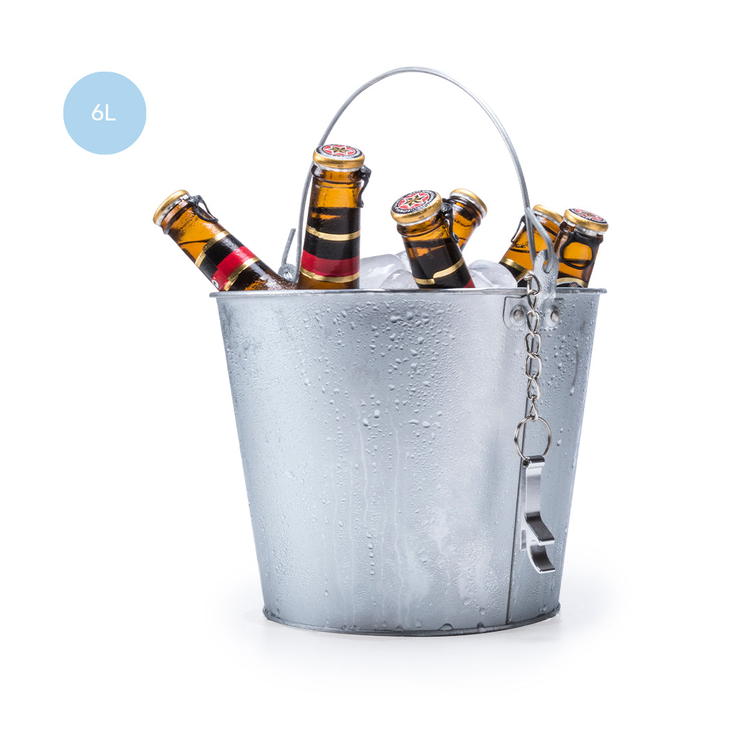 Cubo metálico de 6l de capacidad con asa y abridor de aluminio con cadena incluido.