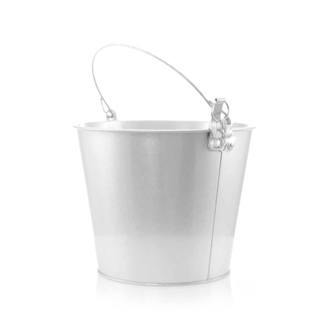 Cubo metálico de 6l de capacidad con asa y abridor de aluminio con cadena incluido.
