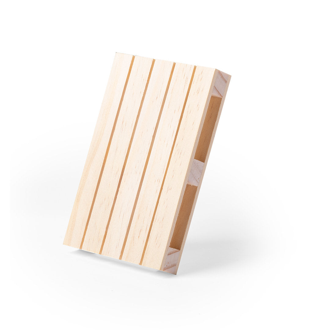 Original posavasos de línea nature con forma de palet y en madera natural.