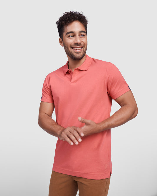 Polo de manga corta.