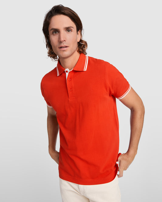 Polo de manga corta.