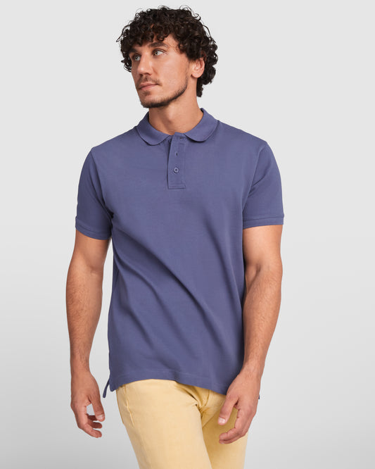 Polo de manga corta.