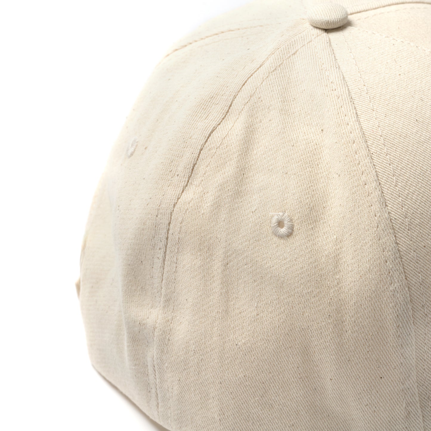 Gorra de 5 paneles 100% algodón orgánico. Cierre de velcro ajustable y orificios de ventilación.