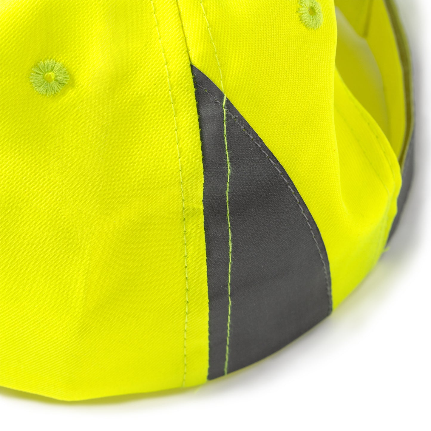 Gorra de 5 paneles 100% poliéster con detalles reflectantes.