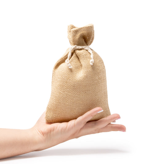 Bolsa estilo saco de yute natural. Cierre con cordones de algodón.
