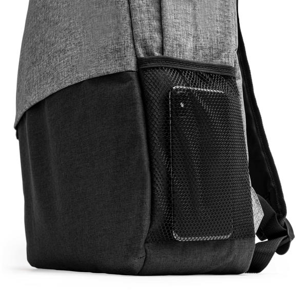 Mochila realizada en poliéster reciclado RPET 600D con diseño vigoré doble color