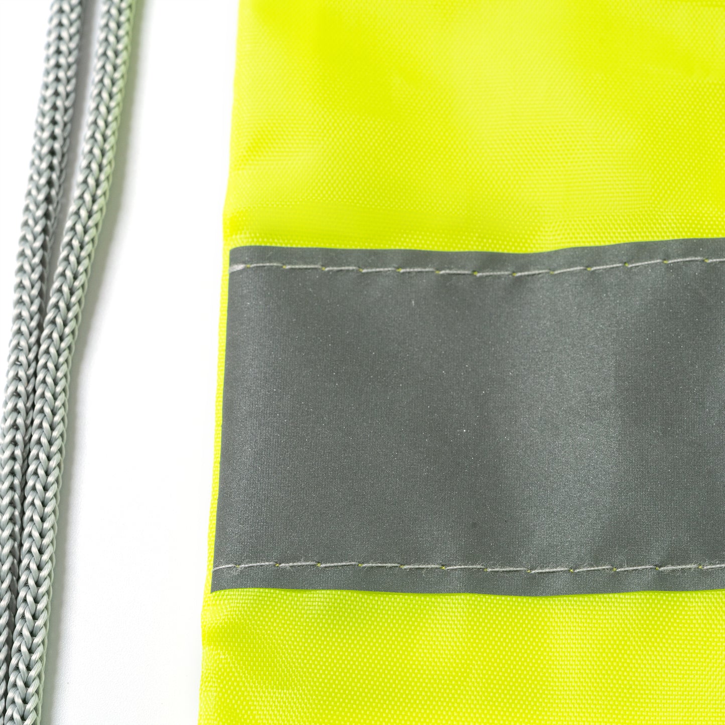 Mochila de cordones con banda reflectante, realizada en poliéster 210D.