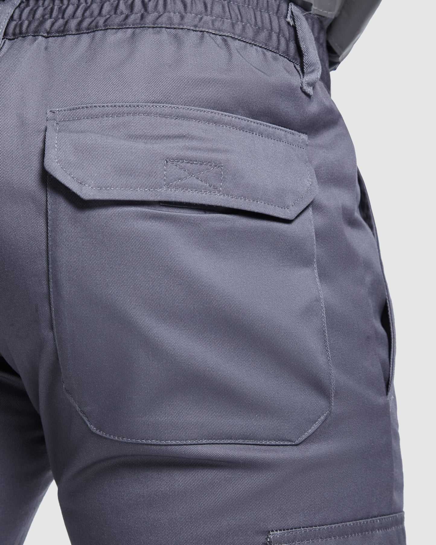 Pantalón multibolsillos.