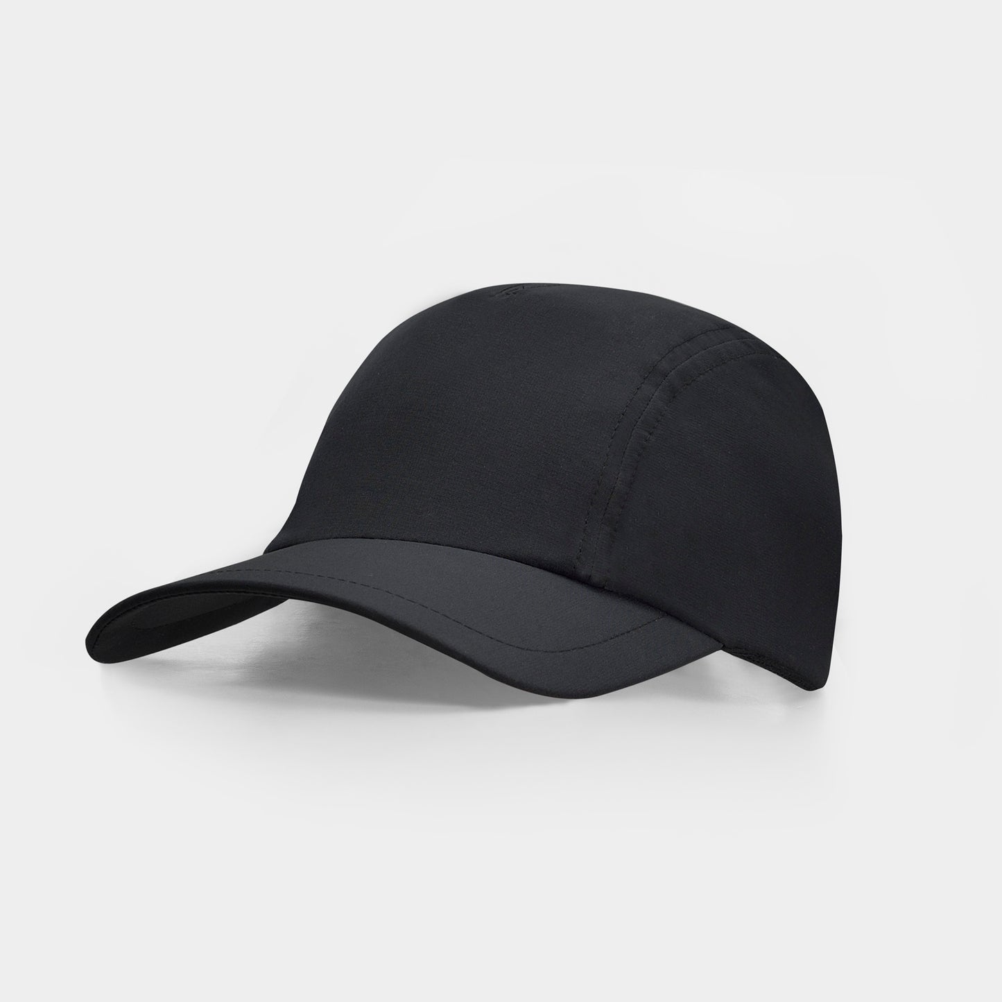 Gorra técnica de tres paneles. Tejido ligero y transpirable.